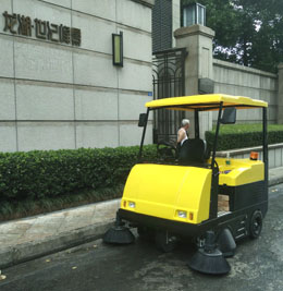 牛力电动扫地车在深圳龙湖世纪城